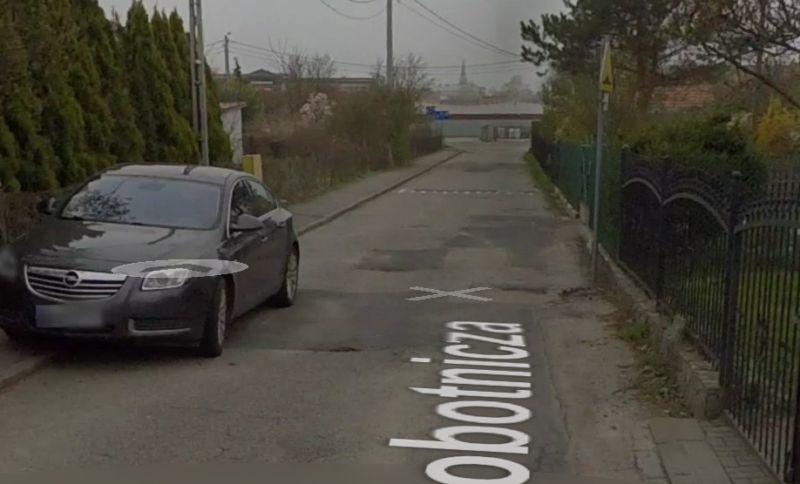 Dziury, pęknięcia i uszkodzone studzienki. Strach jechać przez Robotniczą