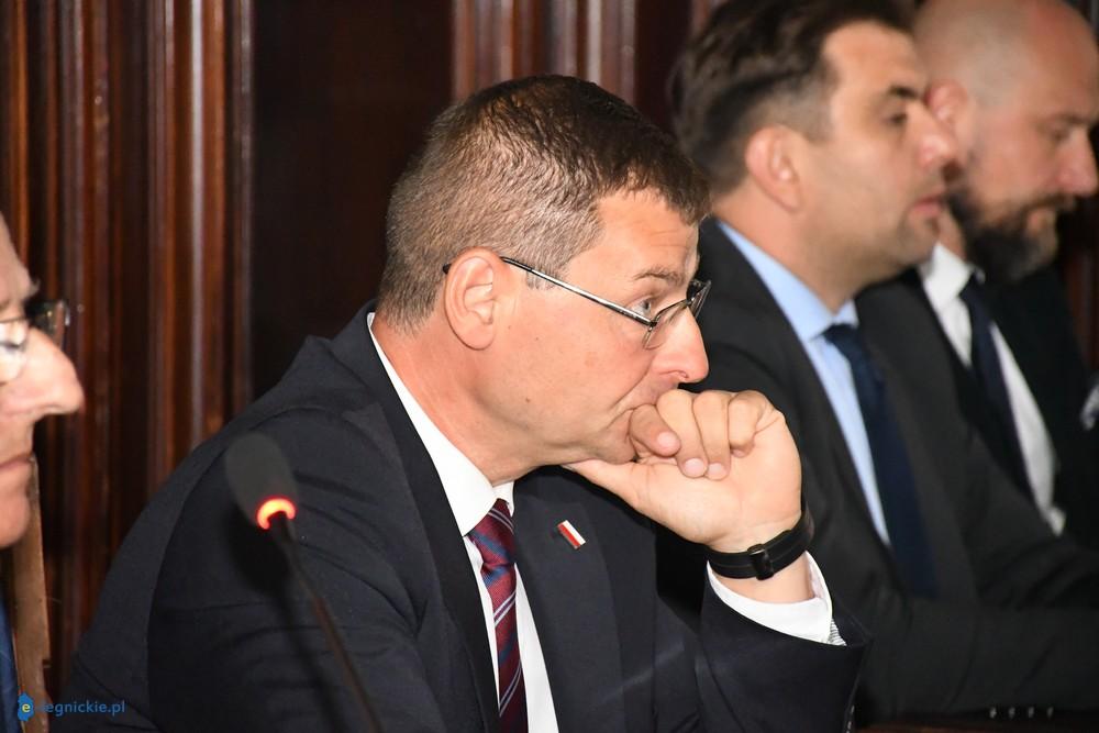 Uwaga pod nogi! Mieszkańcy alarmują, a konkretnego terminu napraw brak