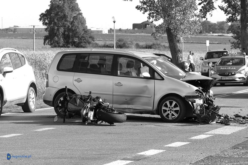 Śmierć pod Jaworem. Kierowca osobówki przeciął drogę motocykliście, mężczyzna zginął na miejscu