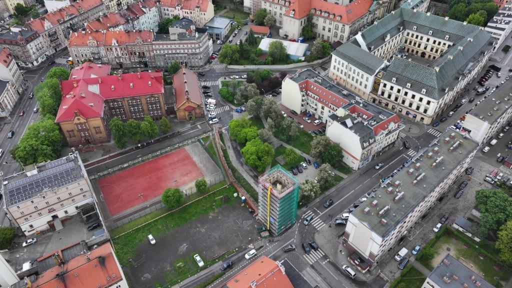 Wieża Bramy Chojnowskiej w rusztowaniach. Prace trwają 