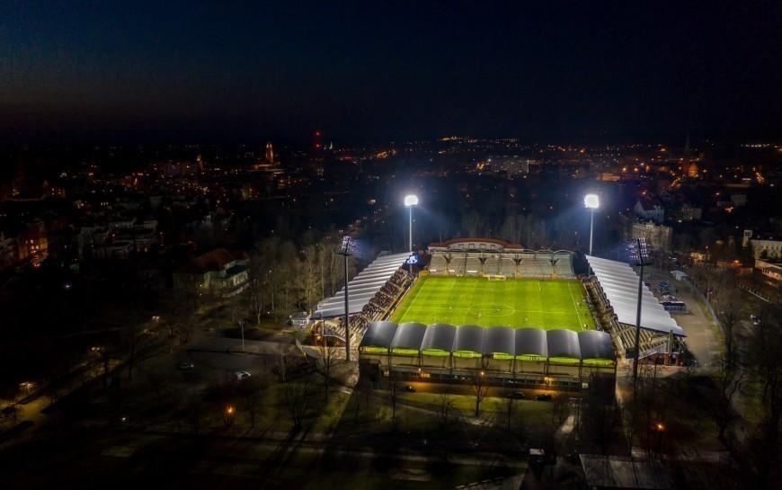 Modernizacja oświetlenia stadionu miejskiego na finiszu. W piątek chrzest bojowy !