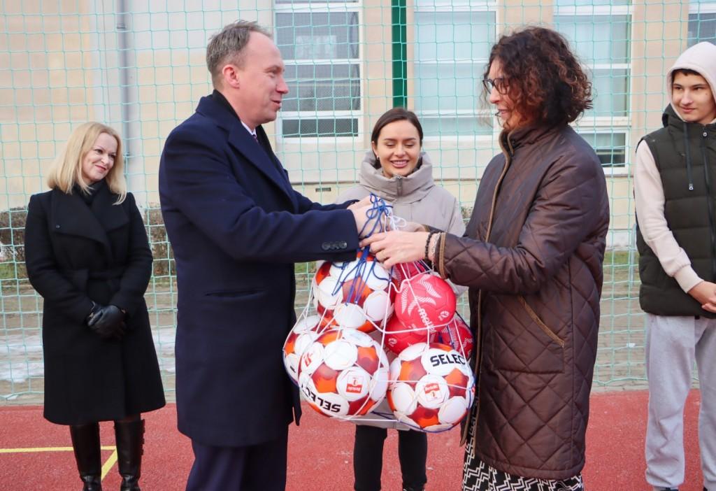 Zespół Szkół Ogólnokształcących nr 4 w Legnicy ma nowe boisko