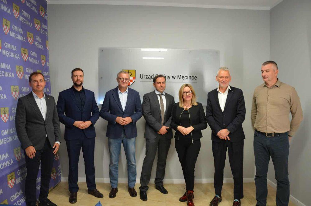 Umowa na realizację największej w historii Gminy Męcinka inwestycji. Zostawili region w tyle !