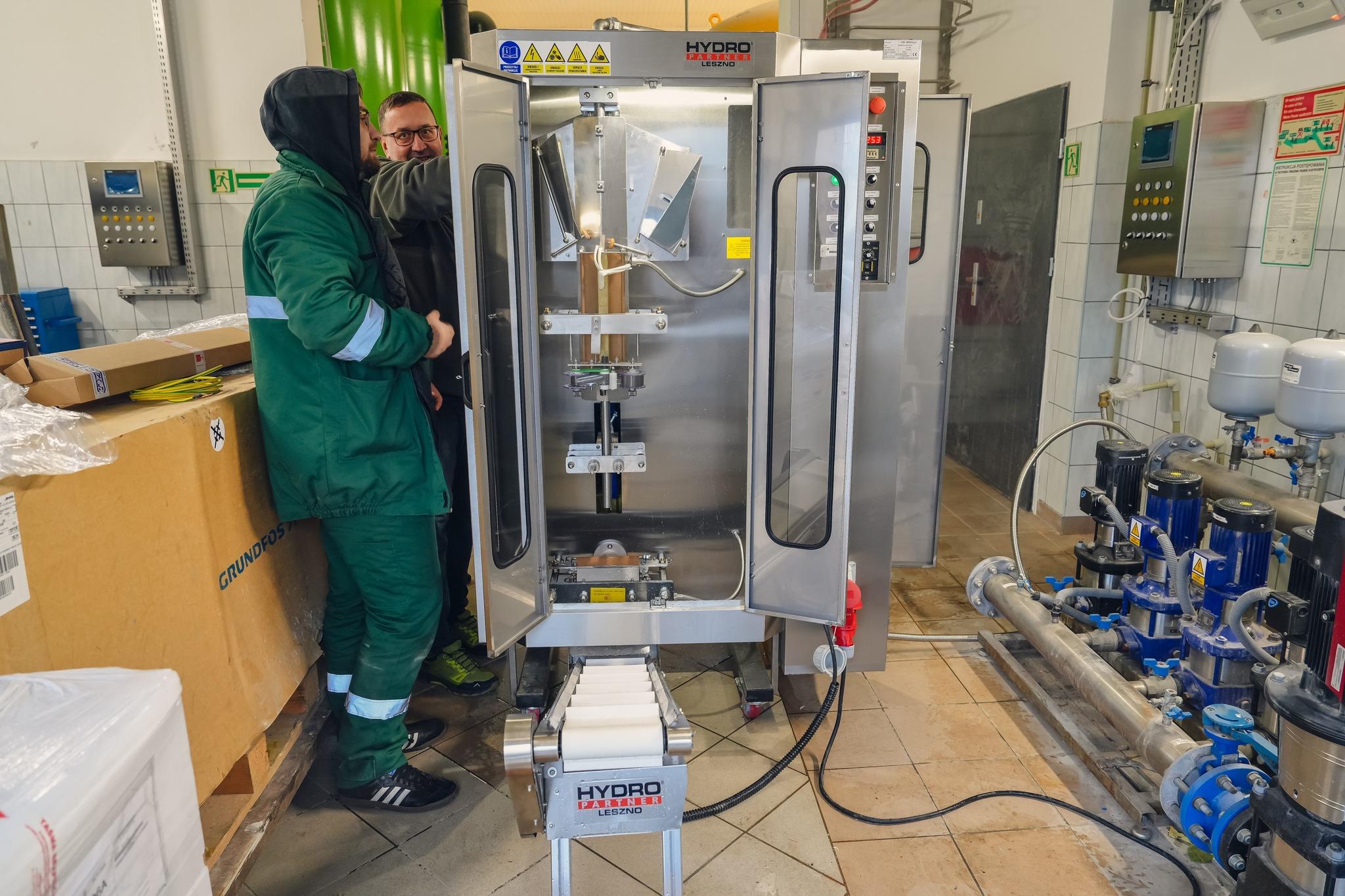 Gmina Polkowice zakupiła paczkowarkę do wody. Na wypadek sytuacji kryzysowych