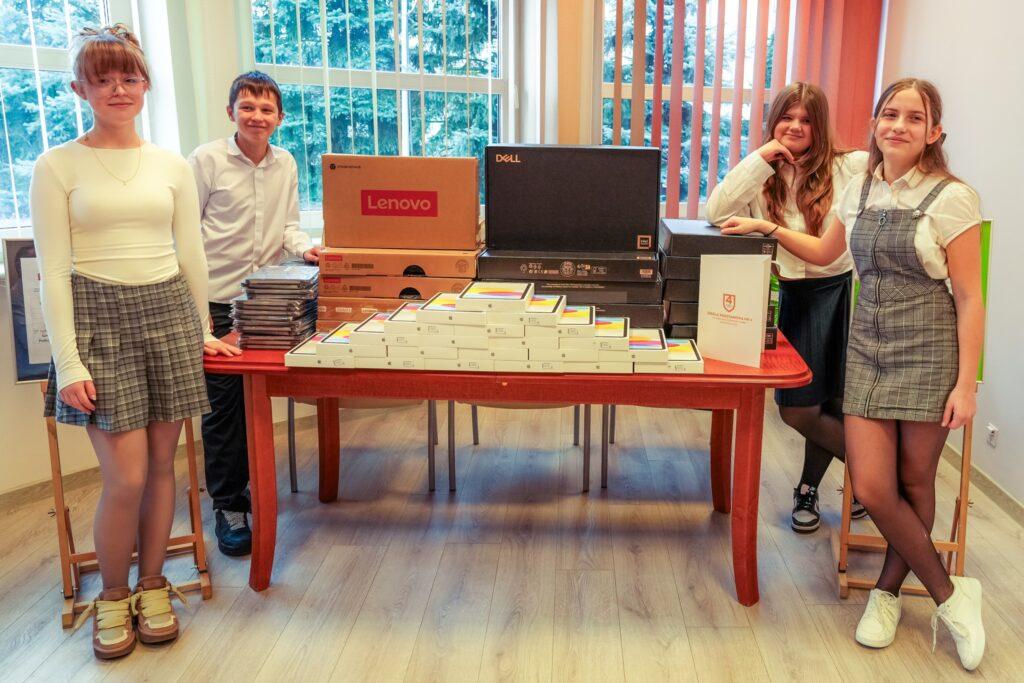 Nowoczesny sprzęt komputerowy trafił do polkowickich szkół