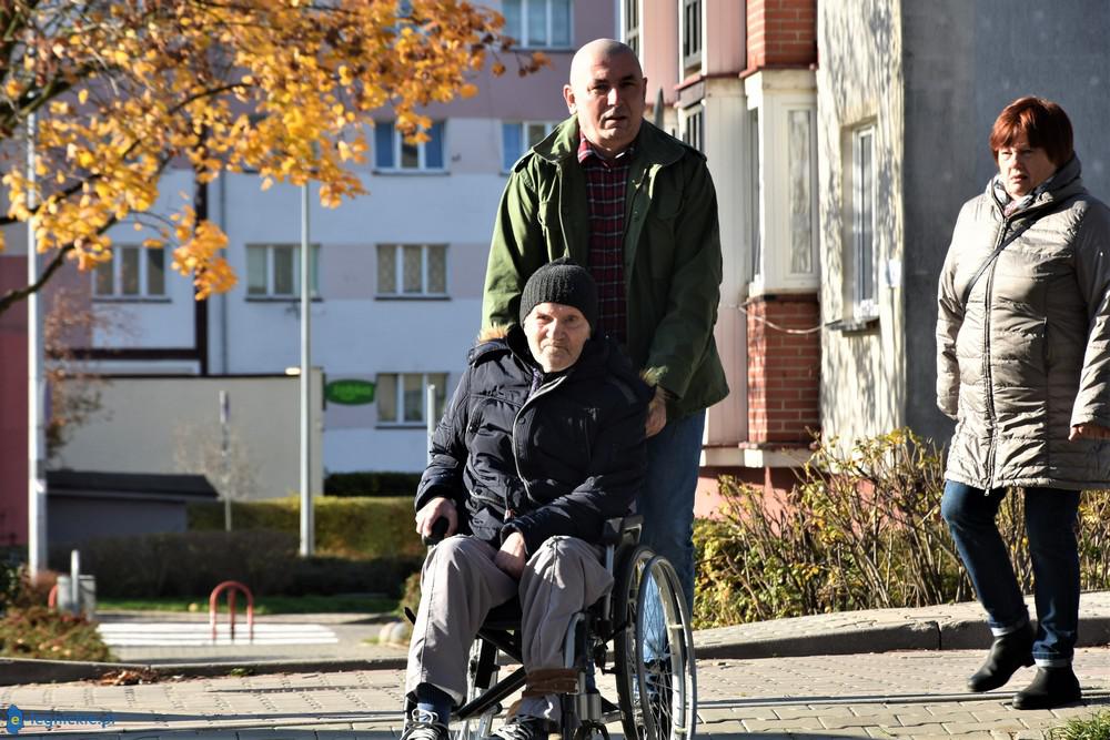 Asystent pomoże osobie niepełnosprawnej