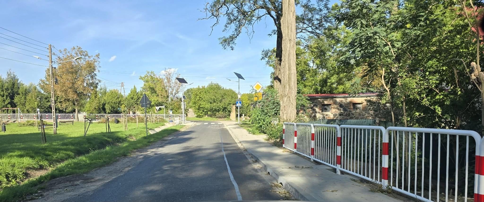Bezpieczniej w Radomiłowie. Nowy chodnik już niemal gotowy
