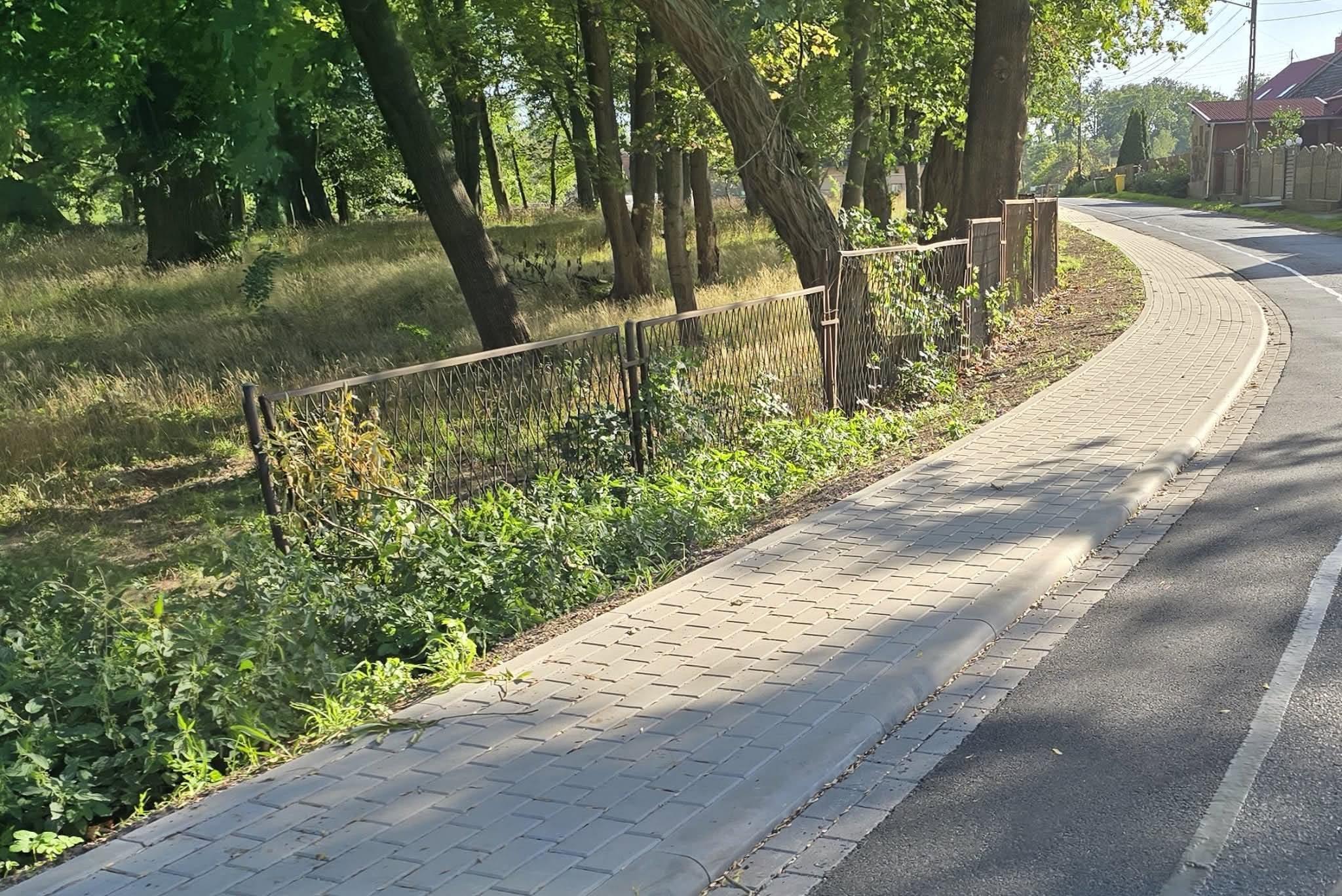 Bezpieczniej w Radomiłowie. Nowy chodnik już niemal gotowy