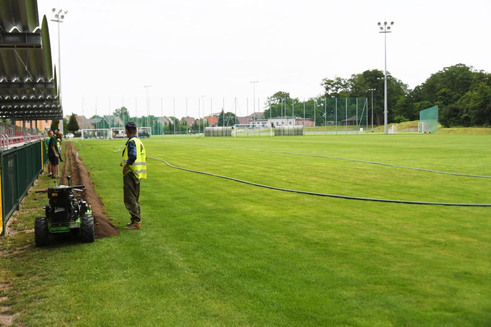 Boisko w Rudnej z automatycznym nawadnianiem. Ekstraklasa w terenie