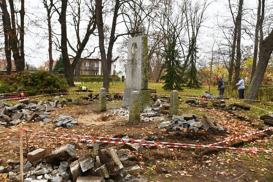 Renowacja pomnika im. Bohaterów Westerplatte w Chobieni