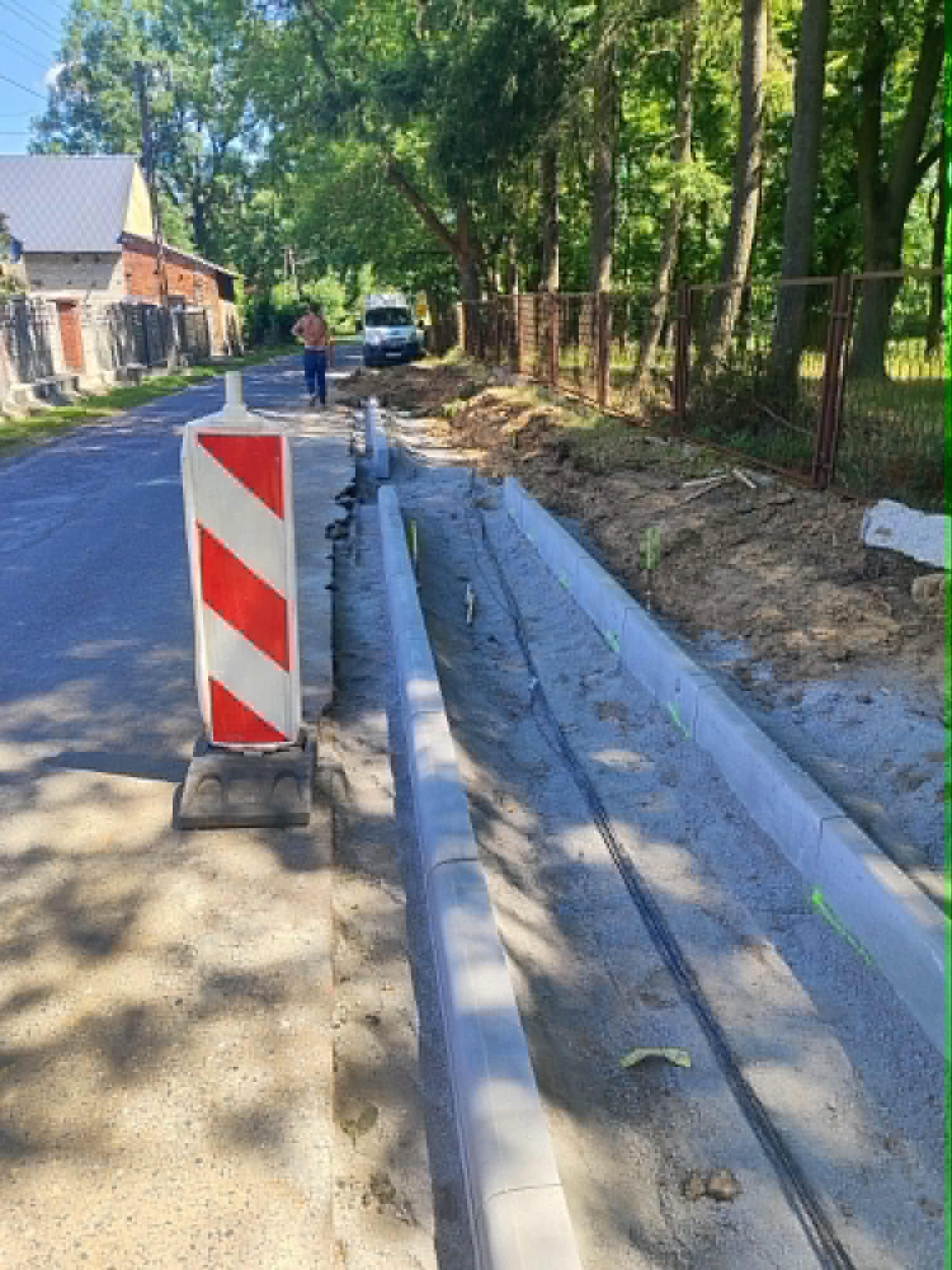 Rudna inwestuje w bezpieczeństwo. Trwają prace przy budowie chodnika i ścieżki pieszo-rowerowej
