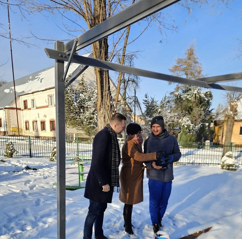 Rozpoczęła się modernizacja placu zabaw Przedszkola Gminnego w Chobieni