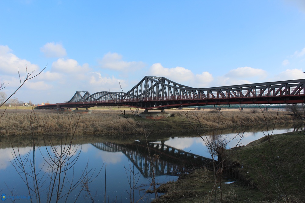 Rusza budowa mostu tymczasowego na Odrze