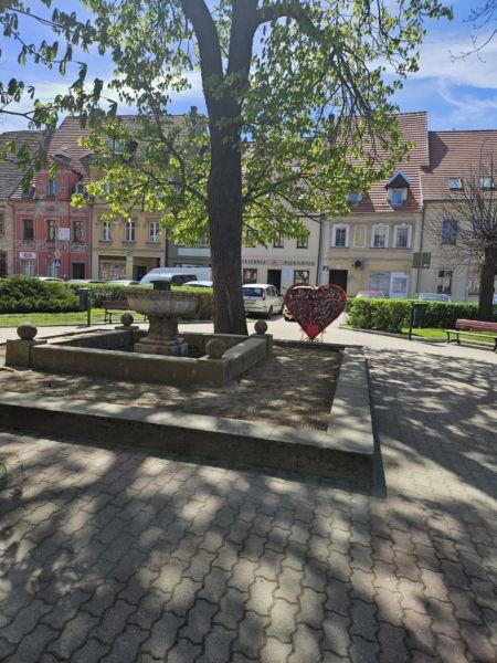 Fontanna, która łączy(ła) pokolenia. Świerzawa odzyska swój dawny rytm?