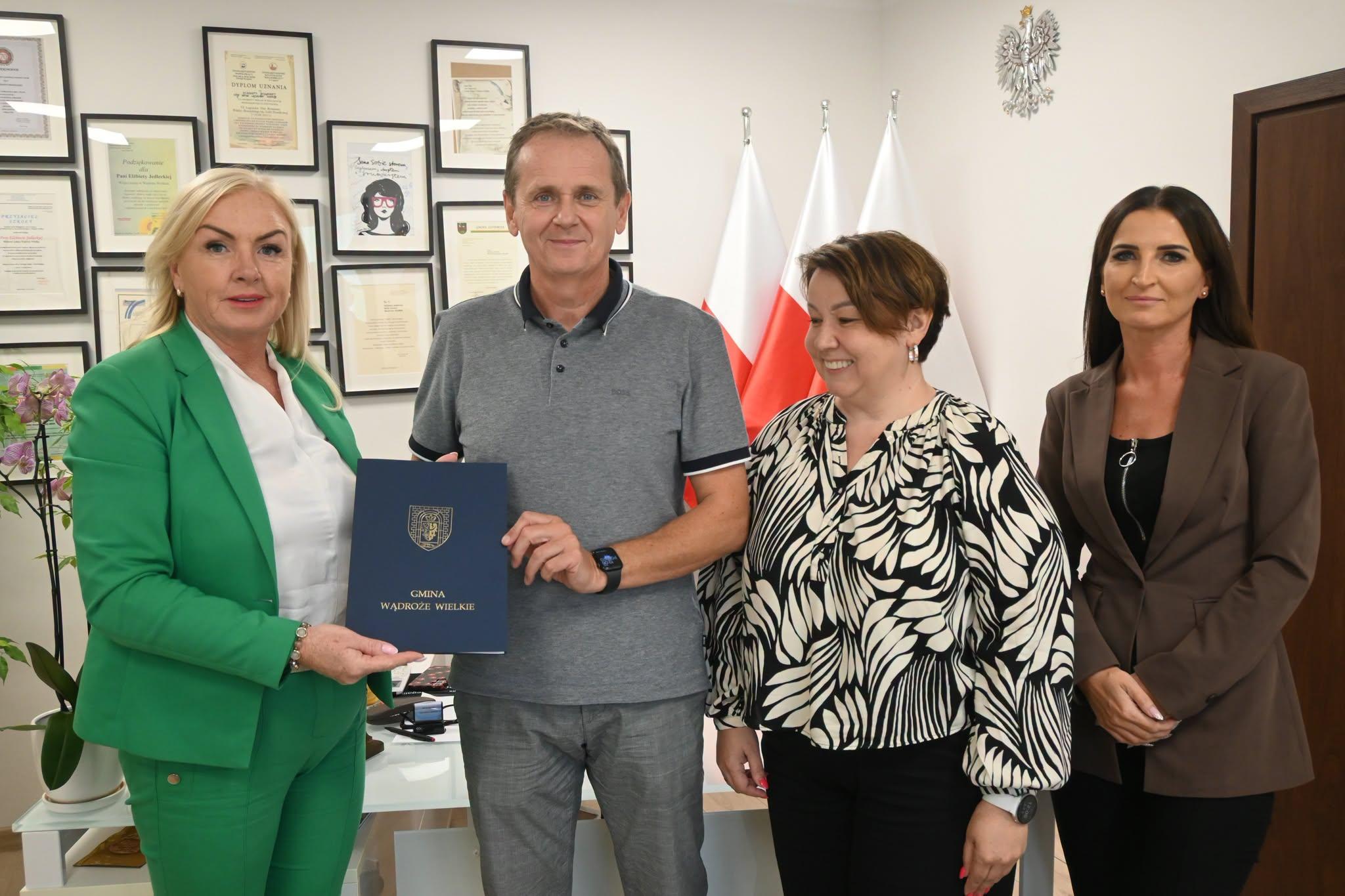 Bezpieczniej przy szkole w Budziszowie Wielkim. Gmina podpisała umowę na budowę wyniesionego przejścia dla pieszych