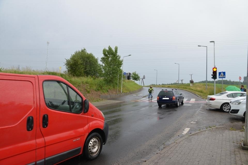 Lepiej zwolnić. Ciężarówki tak robią