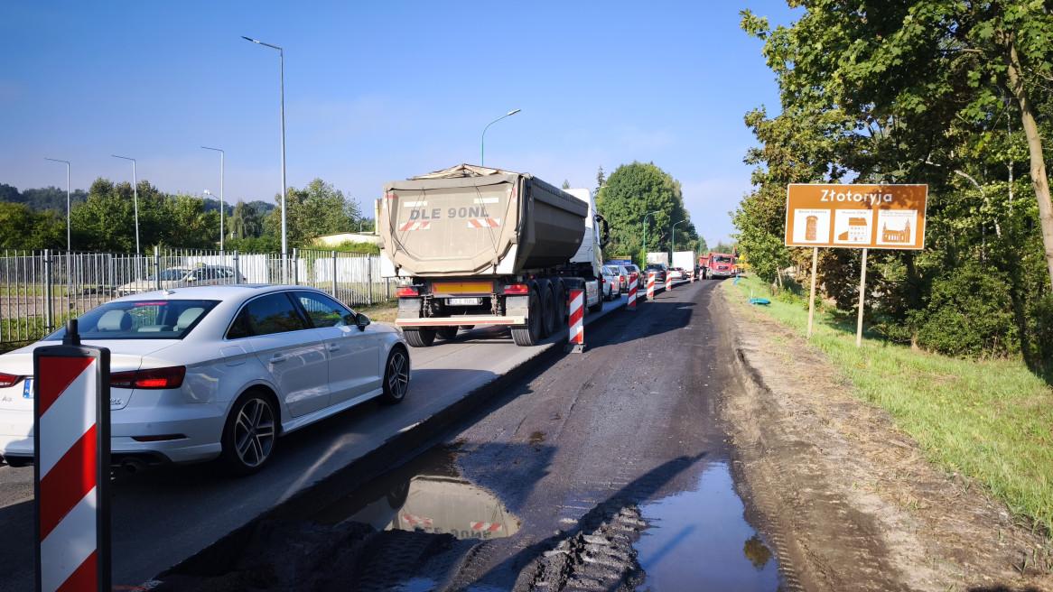 Przystanek na Legnickiej zmienił lokalizację - czasowo. Miejskie elektrobusy mogą mieć opóźnienie 