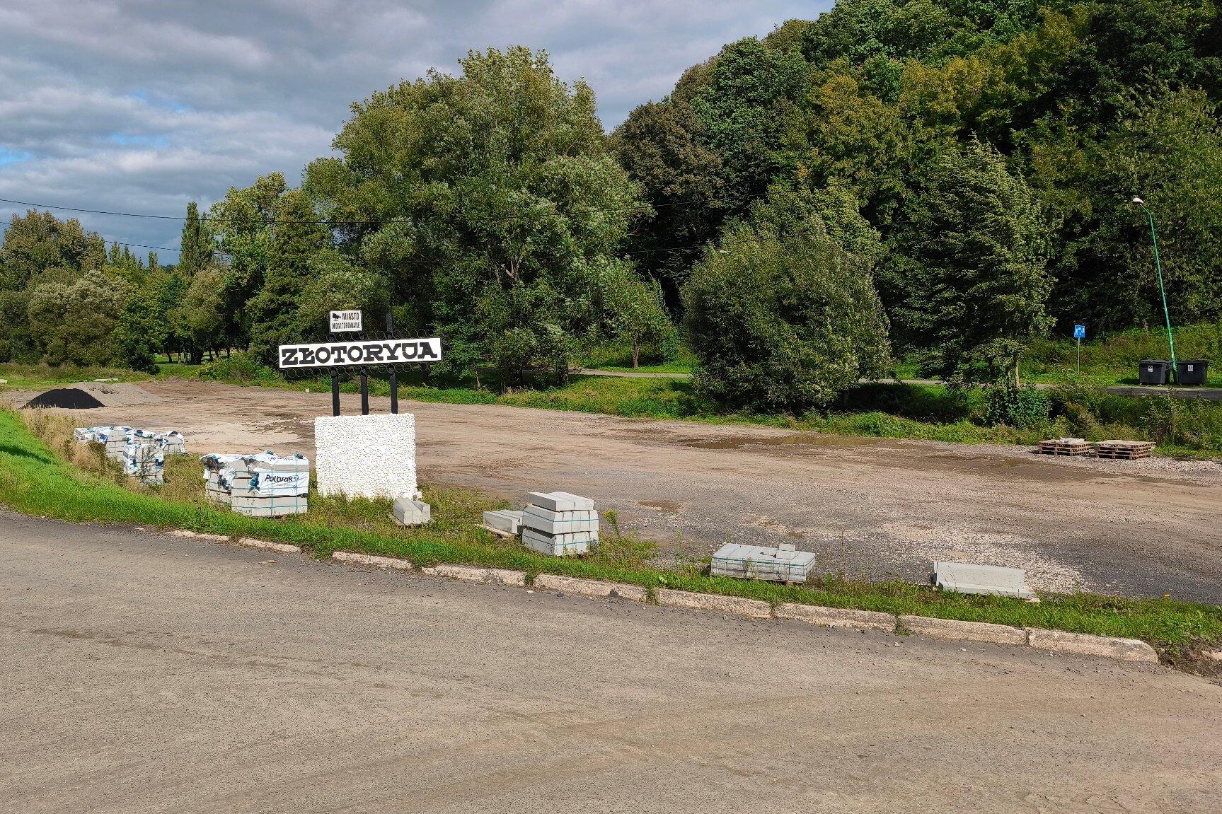 Chodnik przebudują, a parking wyrównają i powiększą 