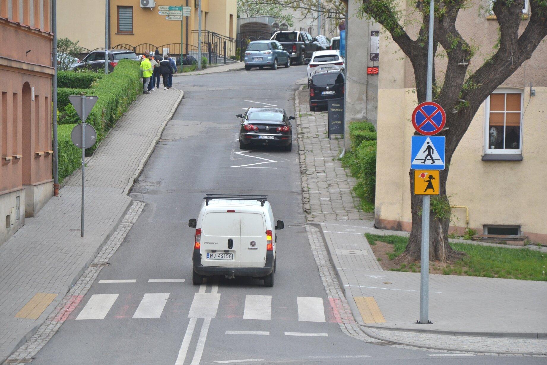 Nadjeżdża ciężki sprzęt. Rozkopie drogę do cmentarza