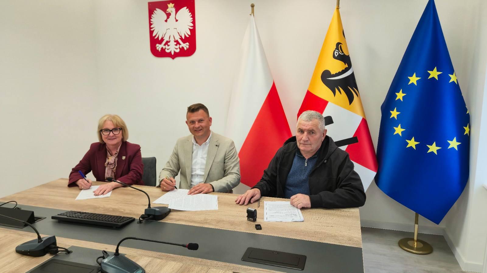 Starosta Rafał Miara podpisał umowę na remont drogi powiatowej