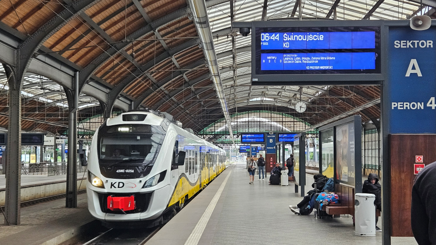 Wakacyjny hit Kolei Dolnośląskich wraca na tory! Z Dolnego Śląska prosto nad Bałtyk