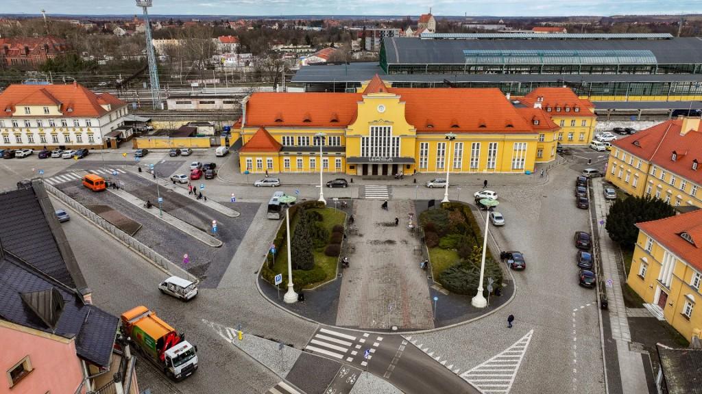 Zmiana organizacji ruchu przed dworcem kolejowym w Legnicy 