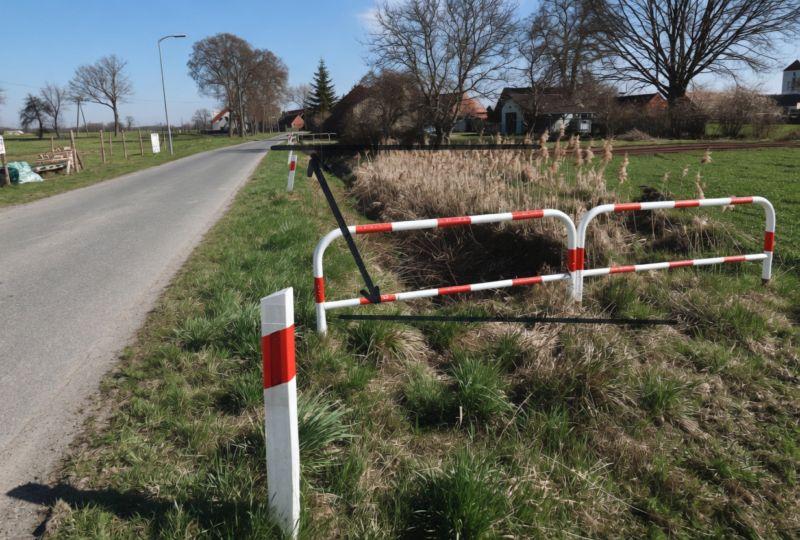 Życie przy rowie. Mieszkańcy Szymocina czekają na chodnik