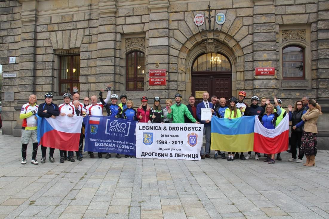 20-lecie partnerstwa cykliści świętują na rowerach