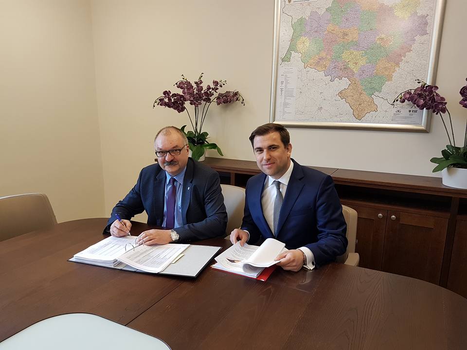 Burmistrz i Marszałek podpisali umowę na e-usługi