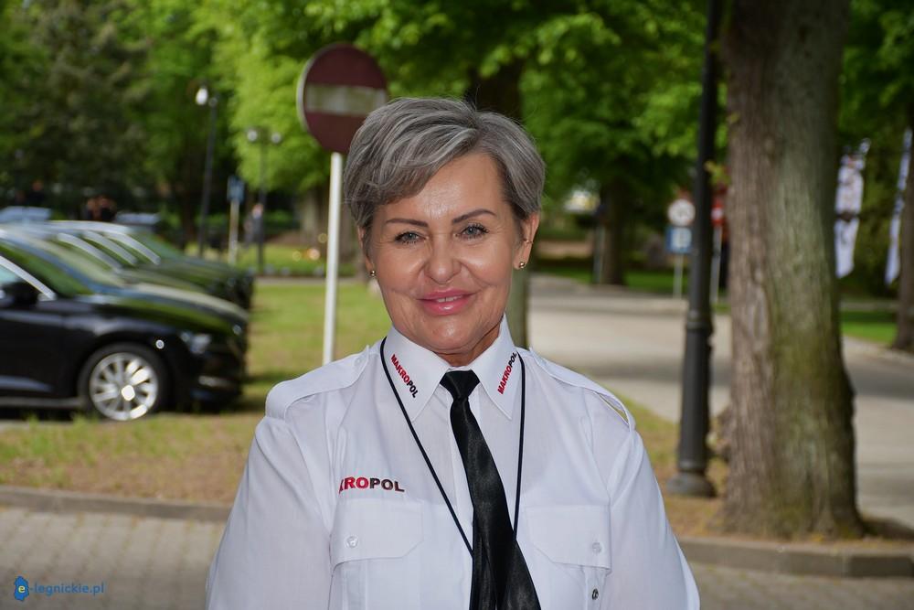 Kobieta uratowała życie mężczyźnie leżącemu na torach (FOTO)