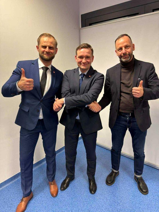 M.Jaros  idzie po władze w partii. Rośnie jego poparcie !