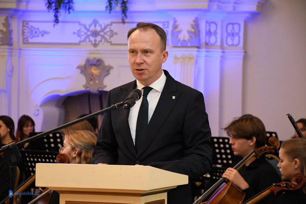 Prezydent Legnicy M.Kupaj zarobi więcej. Niewiele więcej...