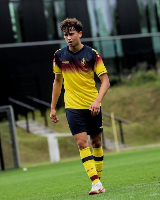 Strzelał gole dla Iskry Kochlice i podpisał profesjonalny kontrakt z Dumą Pomorza