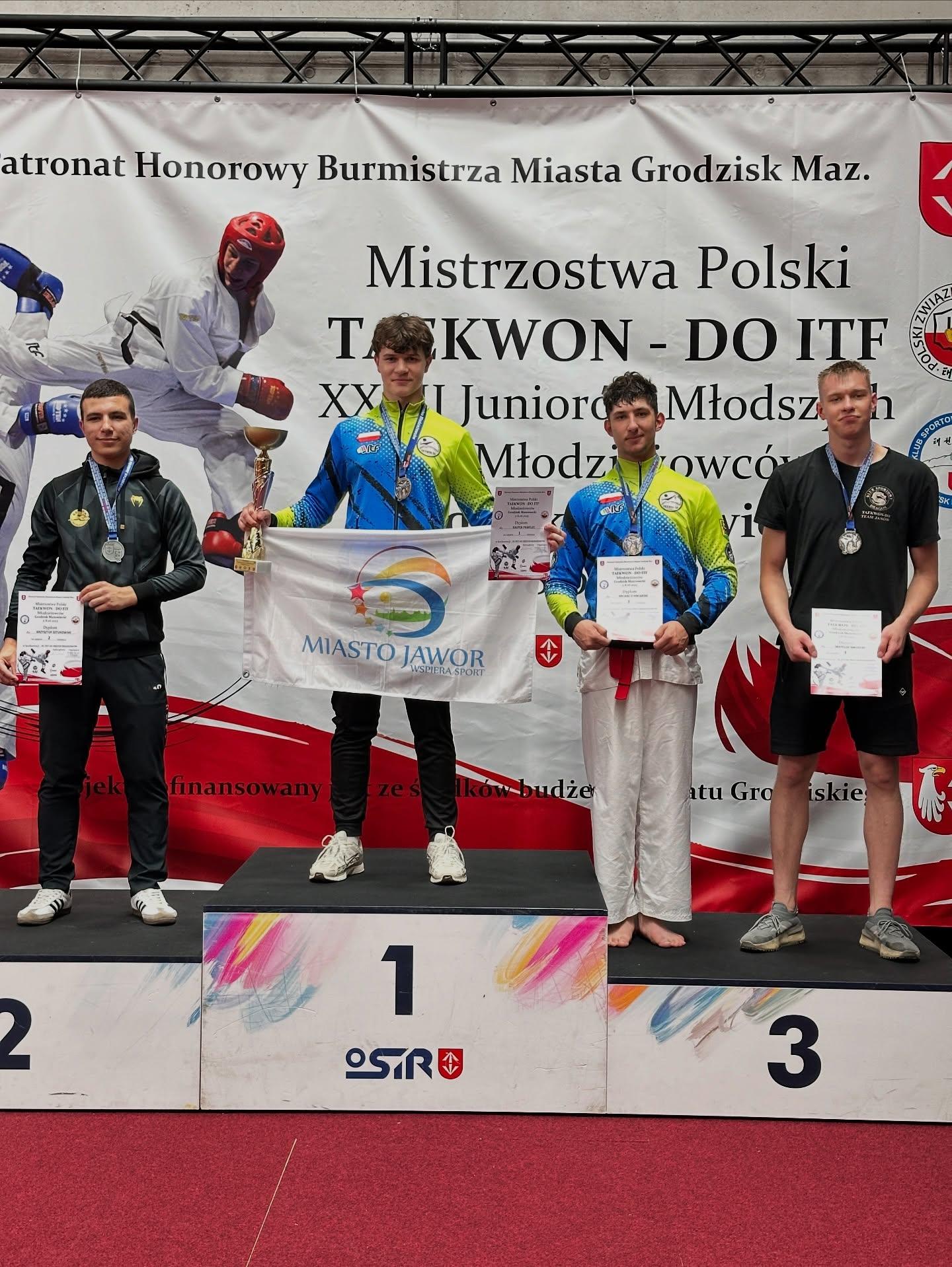 Młodzież Sportowej Akademii Taekwon-do z medalami na Mistrzostwa Polski