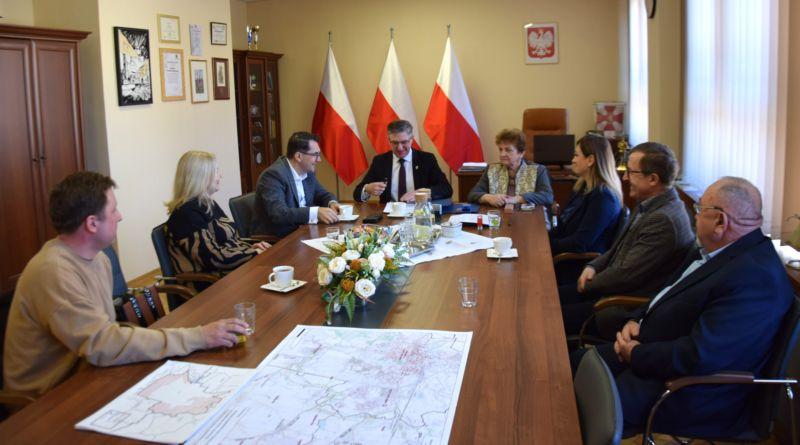 Podpisano umowę na remont drogi w gminie Chojnów