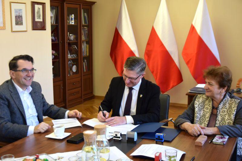 Podpisano umowę na remont drogi w gminie Chojnów