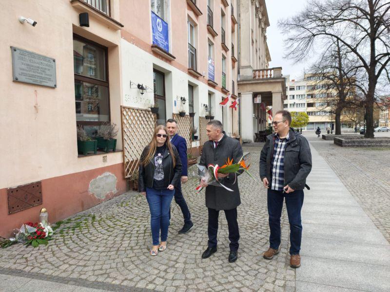 Wiązanki kwiatów i znicze ku pamięci Jerzego Szmajdzińskiego