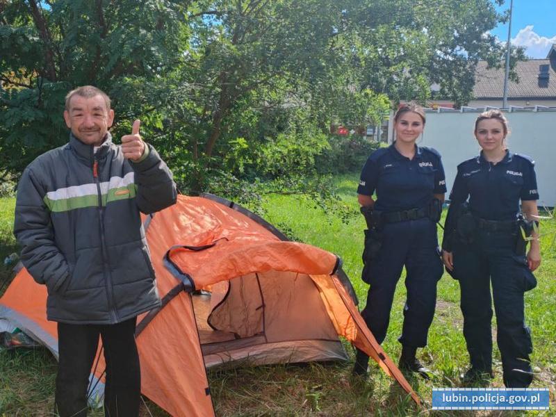 Piękny gest policjantki ze Ścinawy. Pomogła bezdomnemu!