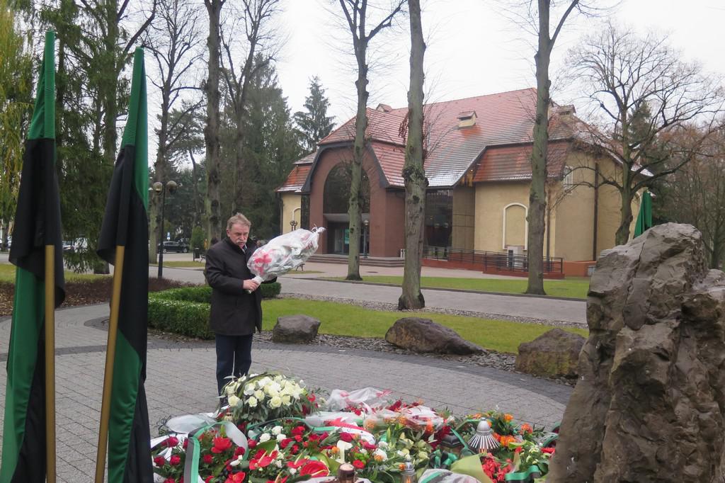 W hołdzie ofiarom wypadków w KGHM – zaduma pod pomnikiem