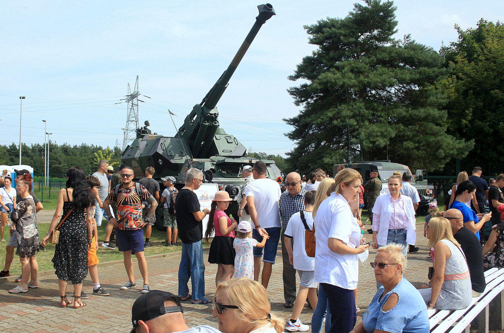 F-16 nad Polkowicami, a w mieście wojsko (FOTO)