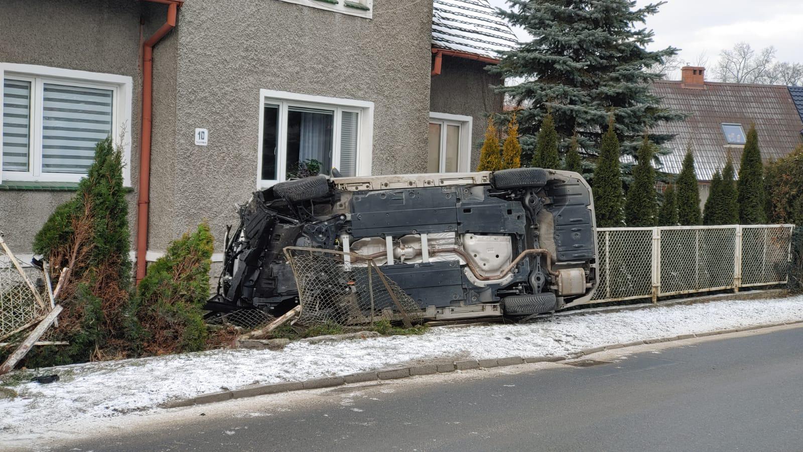 "Zaparkowała" na ogrodzeniu posesji