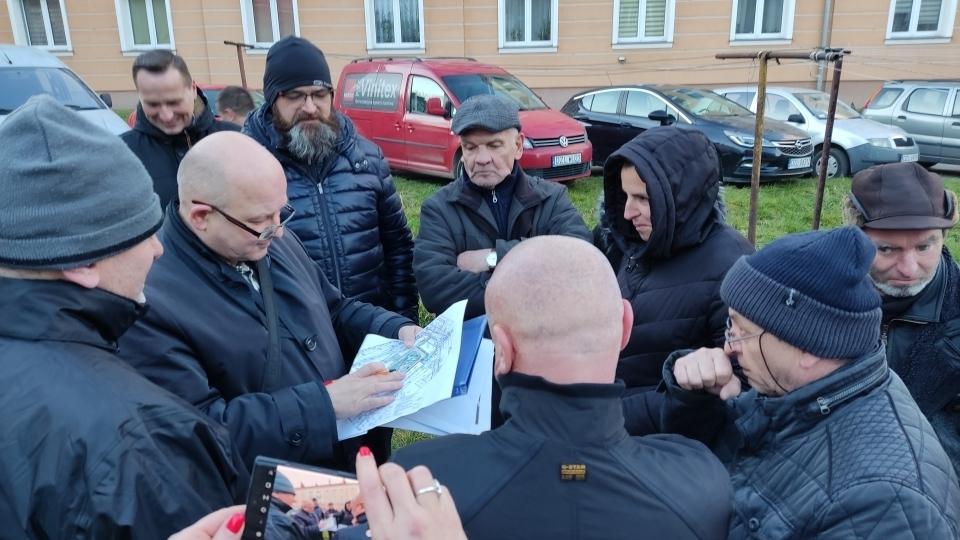 Na Słonecznej chcą parkingów tylko dla siebie. Urzędnicy pojawią się na zapleczu Rynku i porozmawiają o tężni