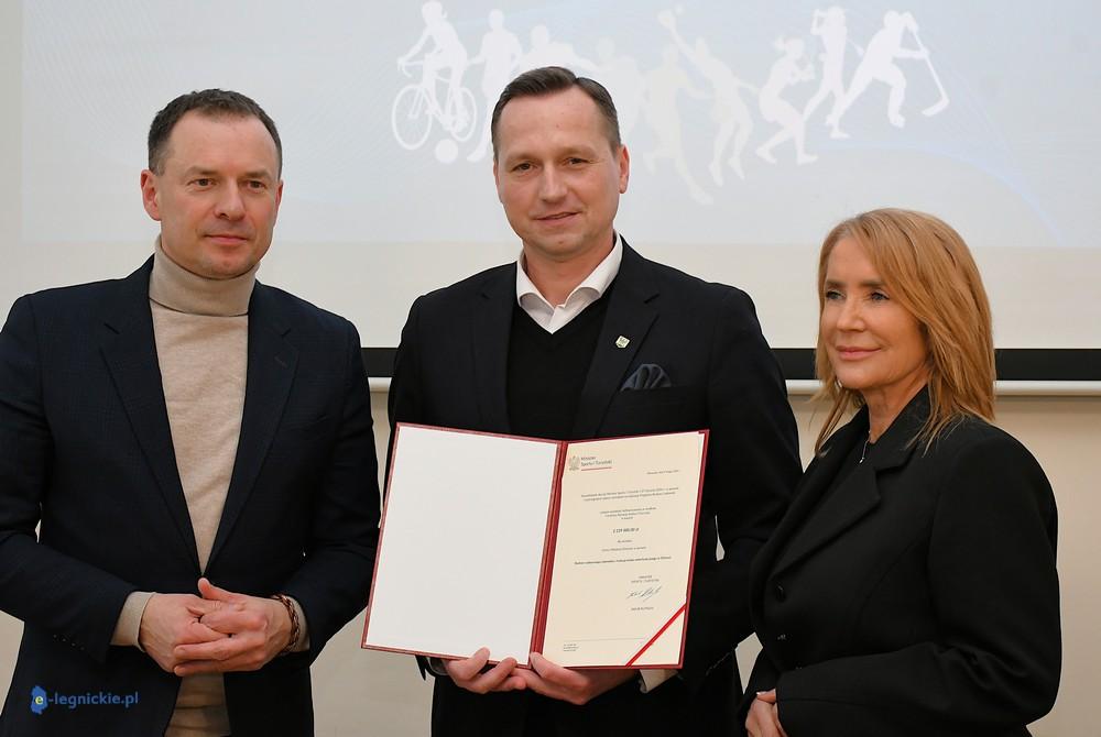 Złotoryja buduje lodowisko z rządowym wsparciem (FOTO)