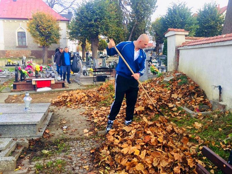 Radni posprzątali cmentarz