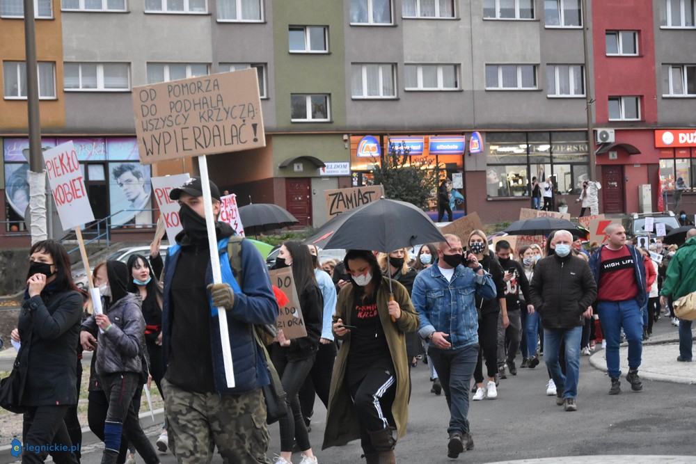 Radni PiS chcą rozliczyć policję i nauczycieli z marszu protestu