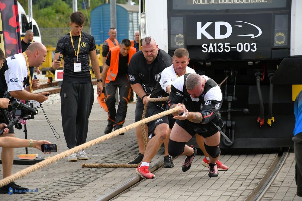 Strongmani przeciągali 44-tonowy szynobus Kolei Dolnośląskich (FOTO)