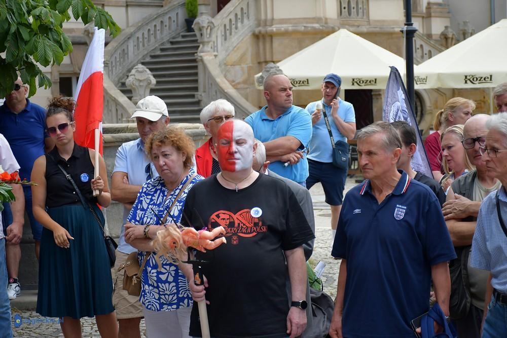 Pod Neptunem oddano hołd ofiarom Rzezi Wołyńskiej. Burza wokół decyzji władz Legnicy (FOTO)
