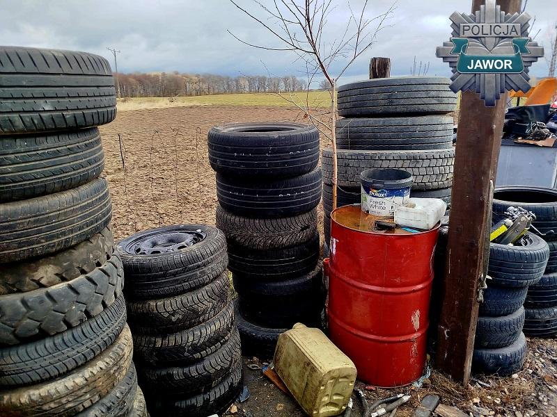 Nielegalna „rozbiórka” pojazdów na prywatnej posesji. 30-latek zatrzymany