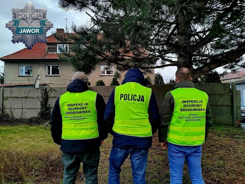 Nielegalna „rozbiórka” pojazdów na prywatnej posesji. 30-latek zatrzymany