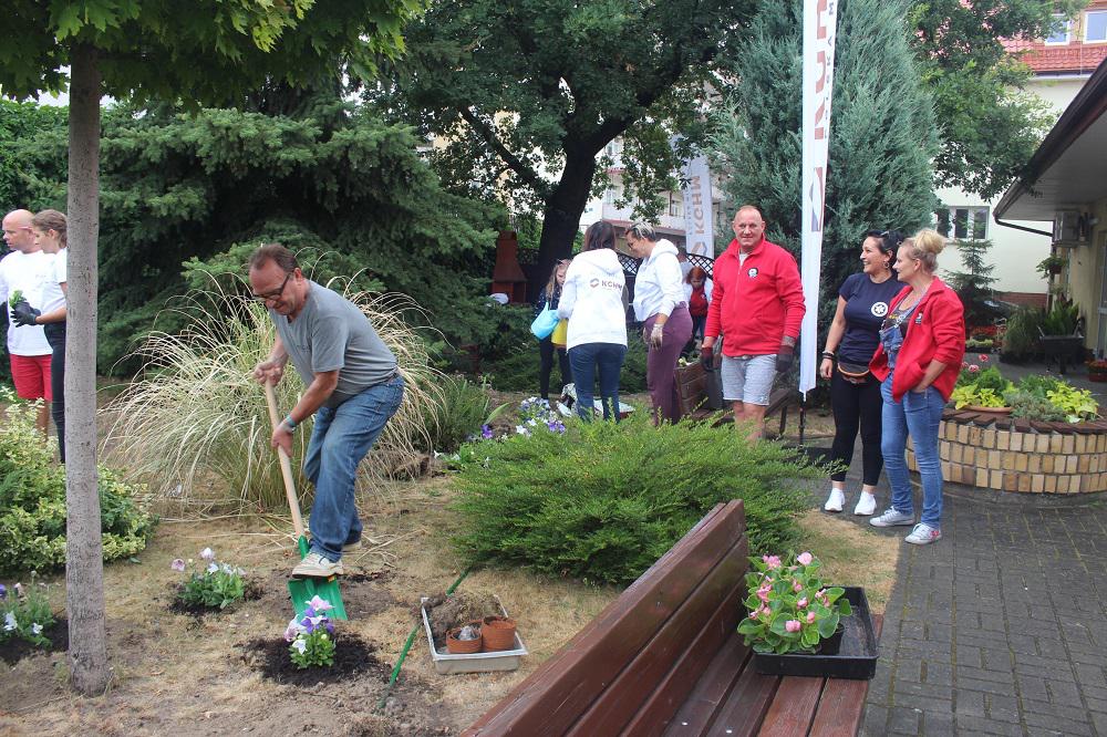 Załoga KGHM zadbała o ogród hospicjum